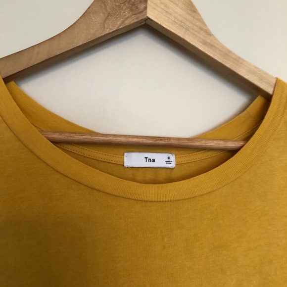 Aritzia TNA T-Shirt Yellow Scoop Neck - Picture 3 of 7